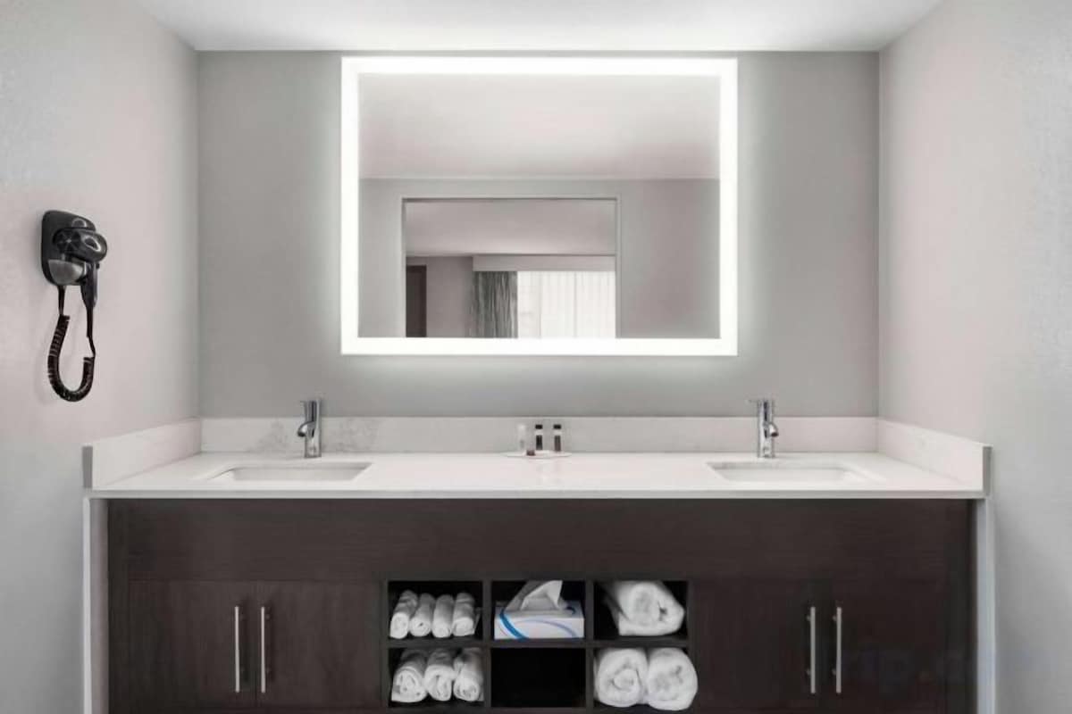 Baignoire, séchoir à cheveux, serviettes fournies