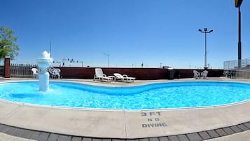 Una piscina al aire libre de temporada