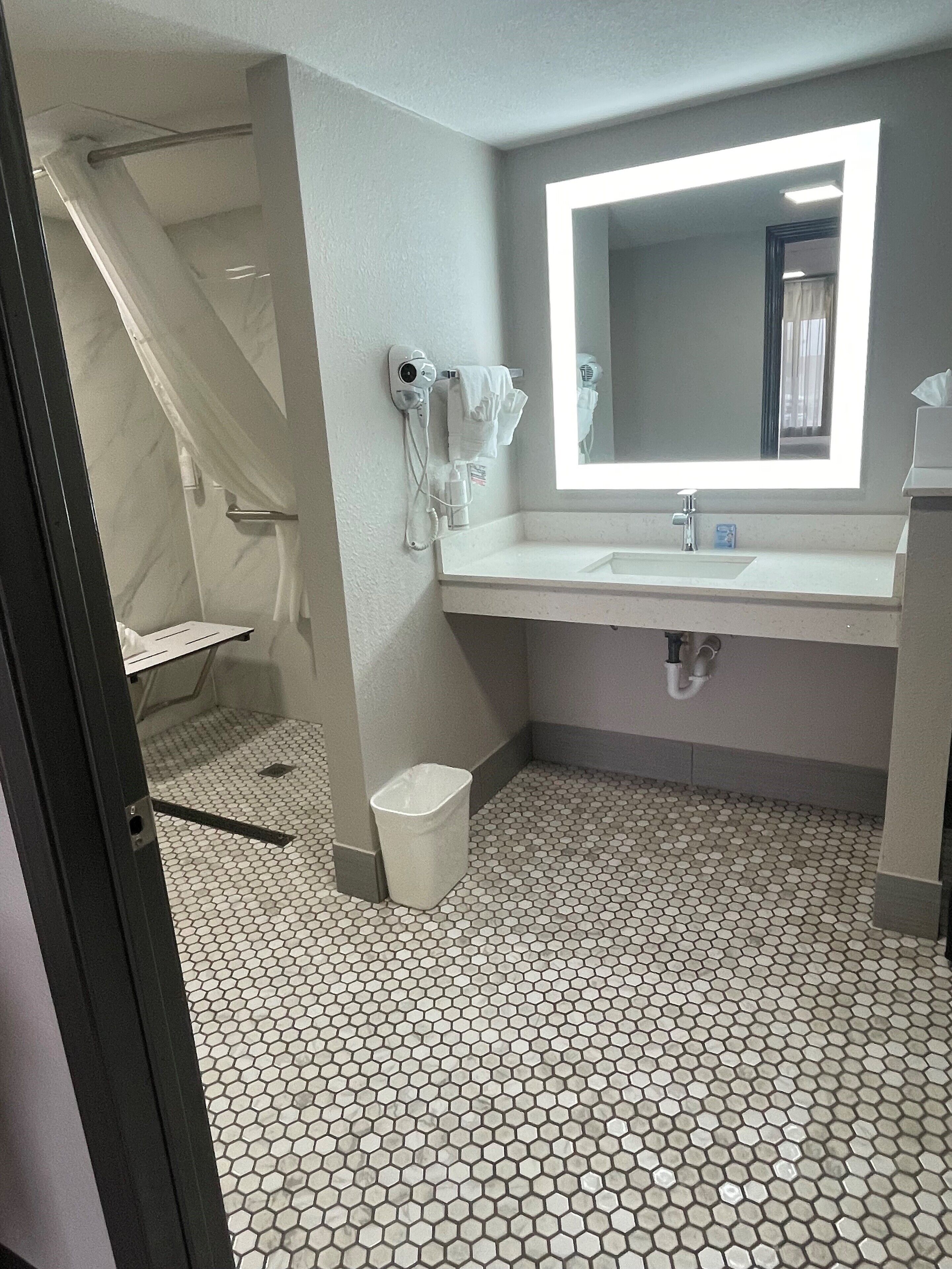 Combined shower/tub, towels