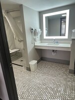 Bañera con ducha, toallas