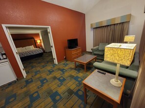 Suite, 1 cama King size, para no fumadores (1-Bedroom) | Área de sala de estar | Televisión de pantalla plana