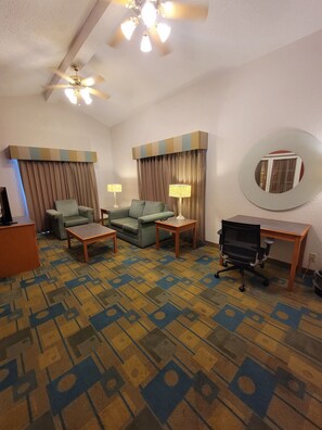 ห้องสวีท, เตียงคิงไซส์ 1 เตียง, ปลอดบุหรี่ (1-Bedroom) | บริเวณนั่งเล่น | ทีวีจอแบน