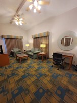 套房, 1 张特大床, 无烟房 (1-Bedroom) | 起居区 | 平板电视