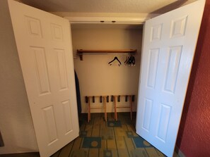 Suite, 1 King Bed, Non Smoking (1-Bedroom) | Wardrobe