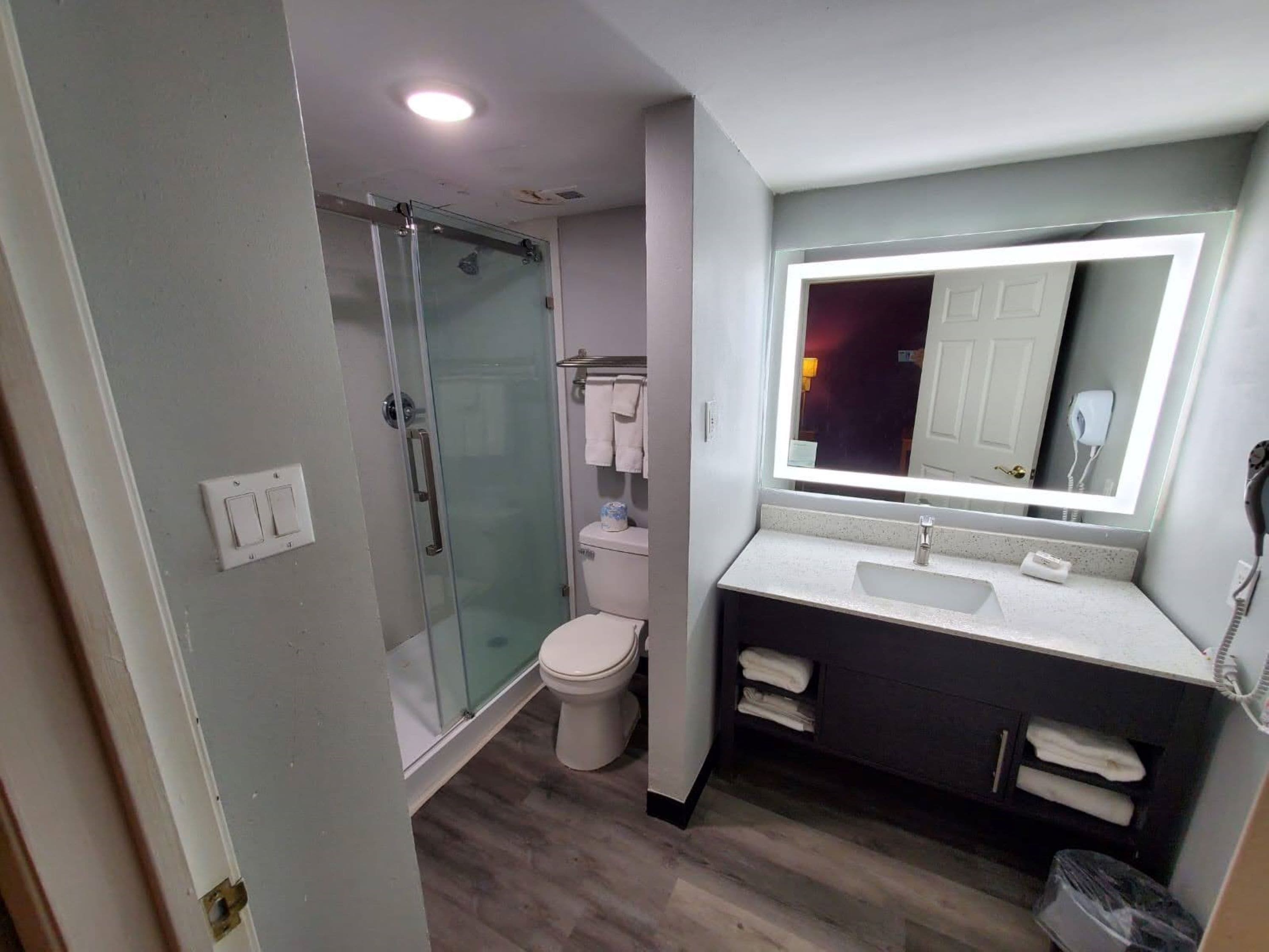 Kamer, 2 queensize bedden, niet-roken | Badkamer | Een bad/douchecombinatie, gratis toiletartikelen, een haardroger