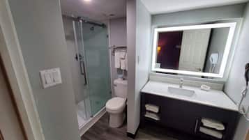 Kamer, 2 queensize bedden, niet-roken | Badkamer | Een bad/douchecombinatie, gratis toiletartikelen, een haardroger