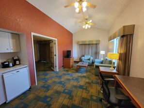 Suite, 1 King Bed, Non Smoking | Living area | Flat-screen TV