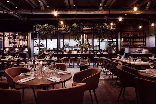 2 restaurants, breakfast served