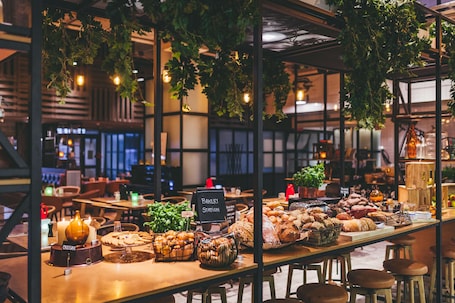 2 restaurantes, se sirve desayuno