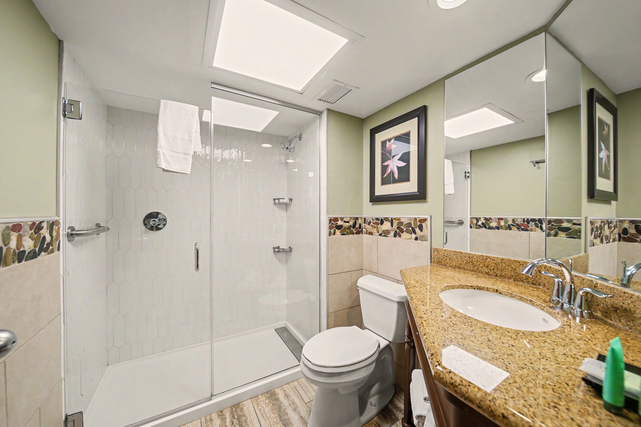 Habitación estándar, 2 camas Queen size | Baño | Tina con regadera, amenidades de baño de diseñador, secadora de cabello 