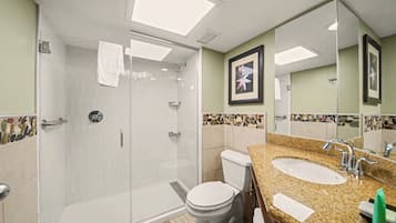 Habitación estándar, 2 camas Queen size | Baño | Tina con regadera, amenidades de baño de diseñador, secadora de cabello