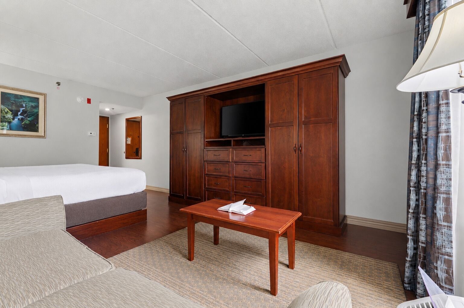 Standard Room, 1 King Bed | Premium bedding, blackout drapes, soundproofing, iron/ironing board