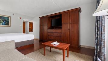 Standard Room, 1 King Bed | Premium bedding, blackout drapes, soundproofing, iron/ironing board