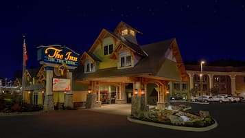 住宿正面 (夜晚)