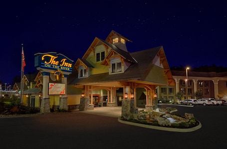 Fachada del alojamiento - Noche. The Inn On The River