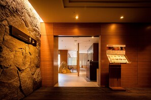 3 间餐厅，供应早餐、午餐和晚餐，日本菜