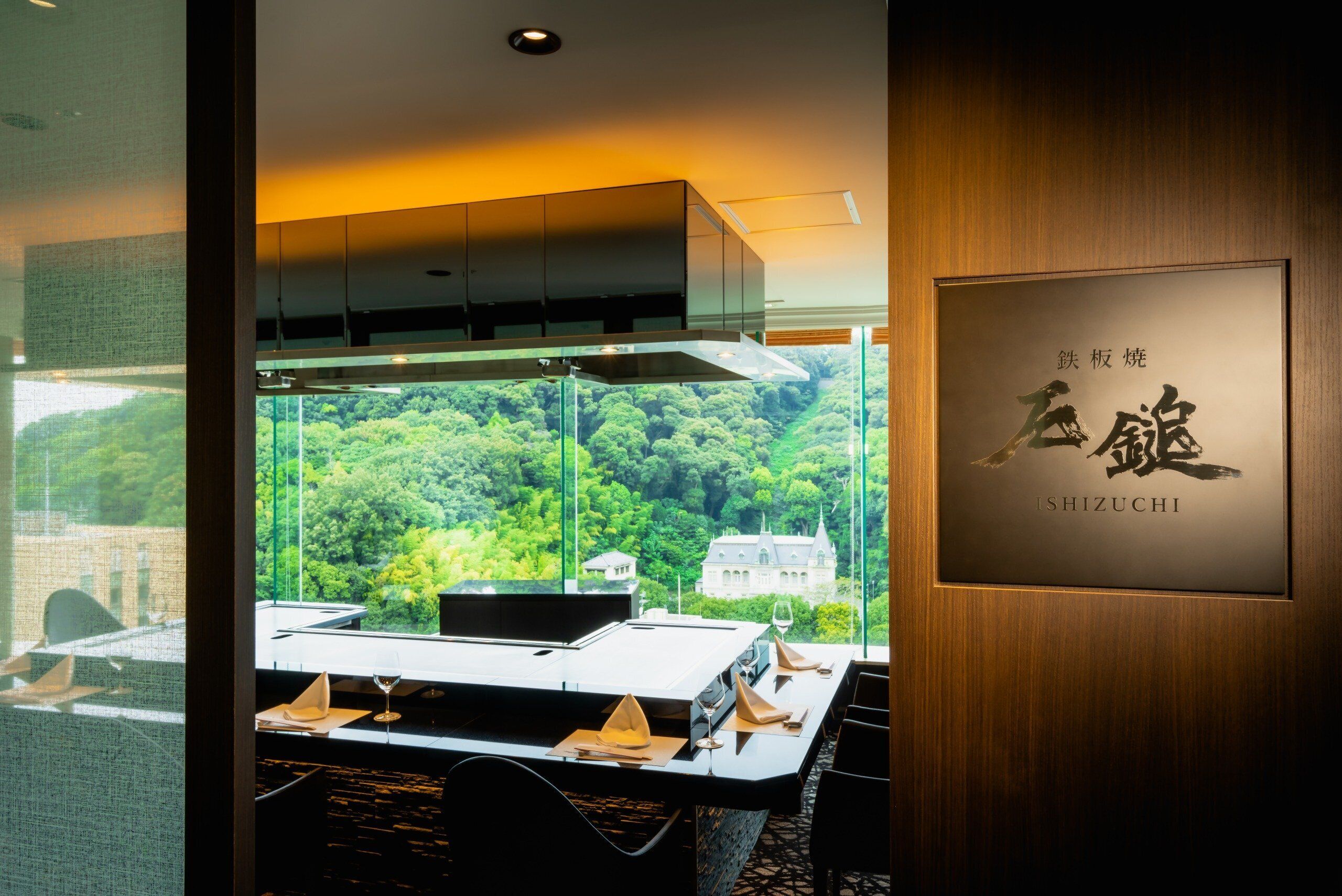 3 restaurants; breakfast, lunch and dinner served 