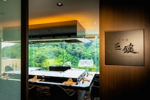 3 restaurants; breakfast, lunch and dinner served