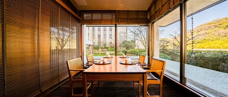 3 restaurants, servant le déjeuner et le dßner; cuisine japonaise