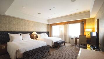 Frigobar, cofres nos quartos, escrivaninha, cortinas blackout