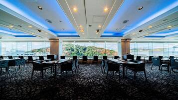 Daily buffet breakfast (JPY 3000 per person)