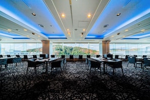 Daily buffet breakfast (JPY 3000 per person)