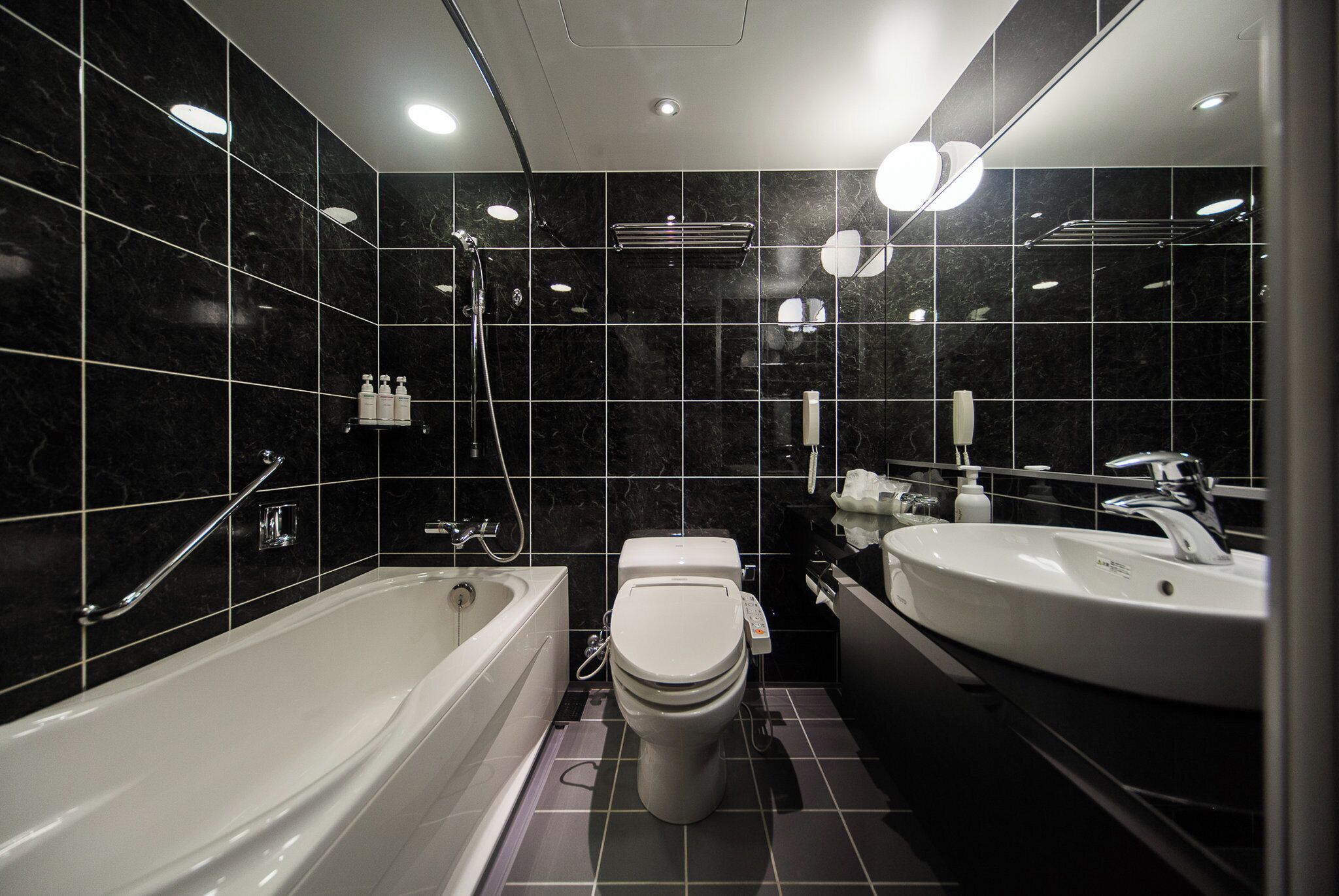 Une salle de bain moderne avec une baignoire, des toilettes et un lavabo.