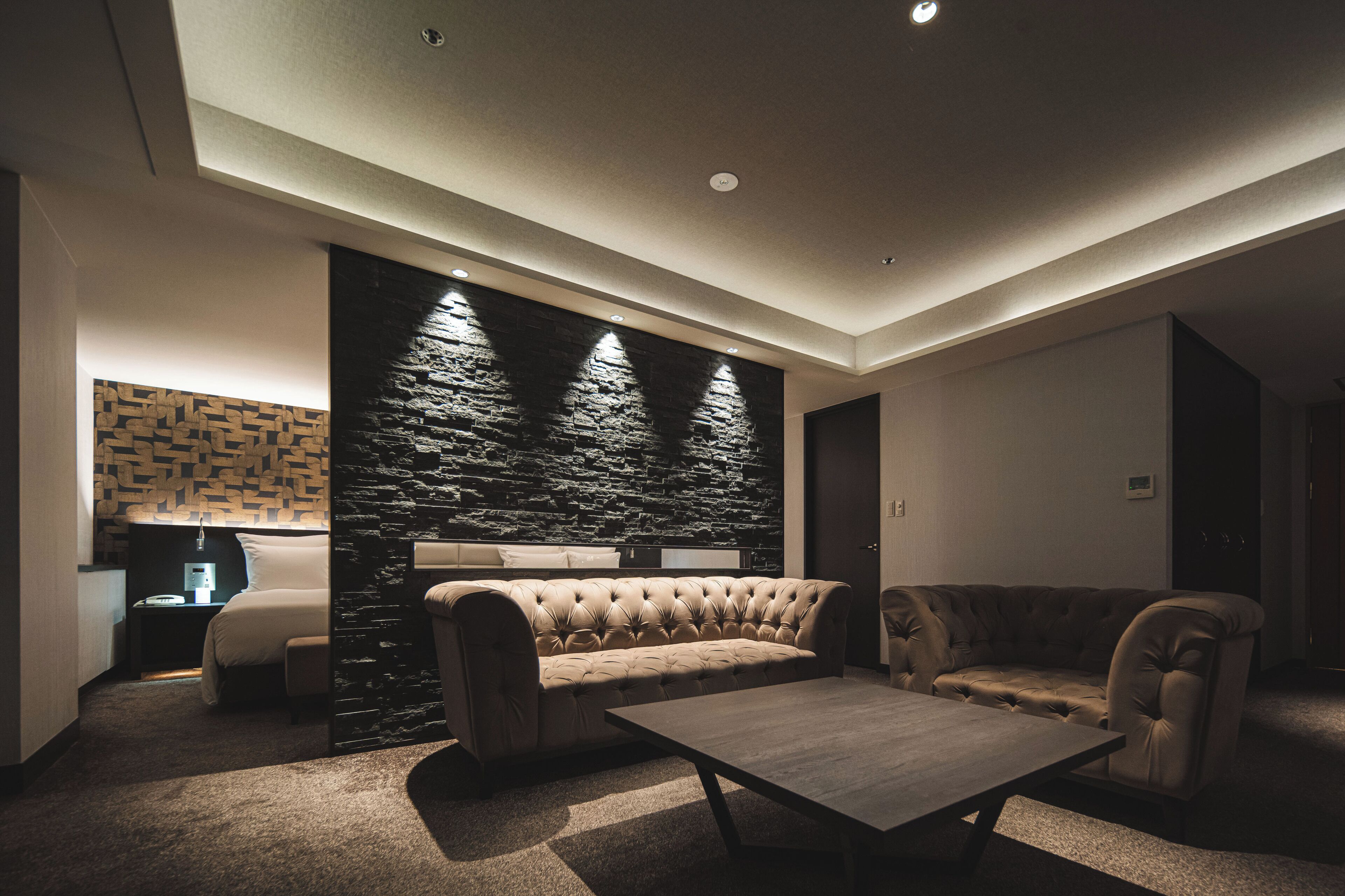 小型套房, 2 张单人床 | 迷你吧、客房内保险箱、办公桌、遮光窗帘