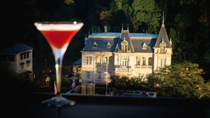 Ein imposantes Gebäude mit klassischer Architektur, das zahlreiche Fenster und eine markante Dachlinie aufweist.