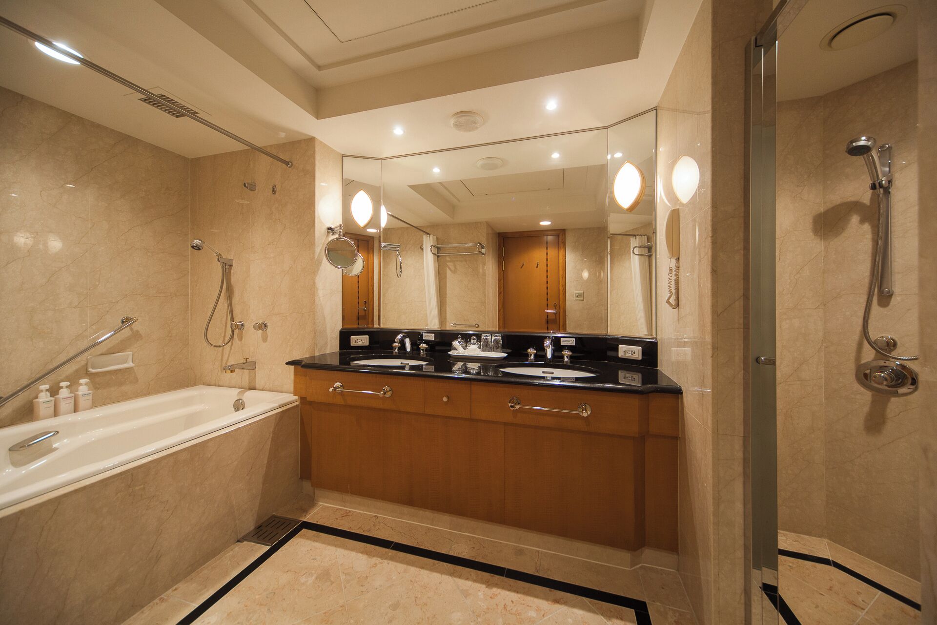 combined shower/bathtub, deep-soaking bathtub, free toiletries