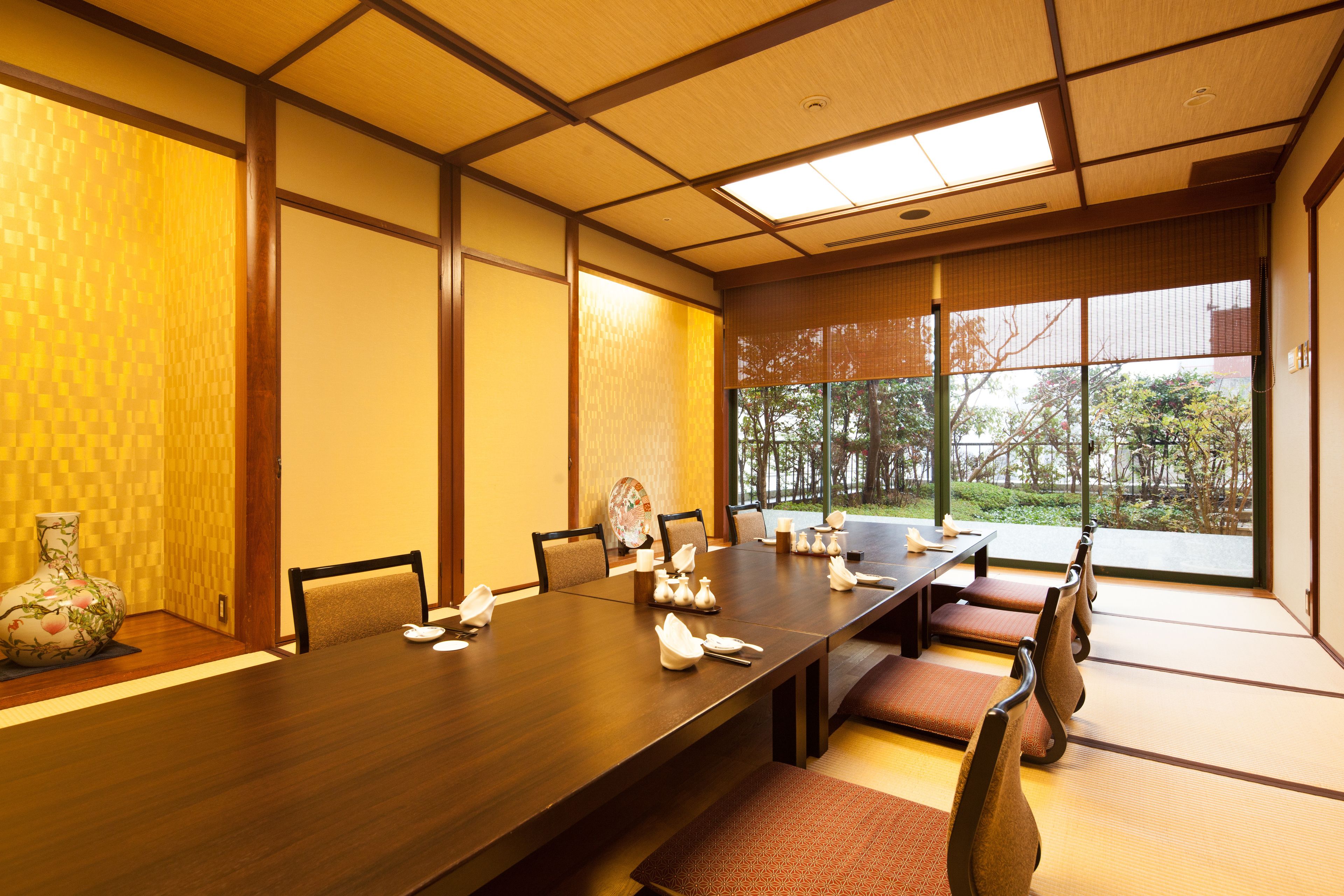 3 restaurants, breakfast, lunch, dinner served; Japanese cuisine