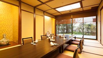 3 restaurantes, café da manhã, culinária japonesa