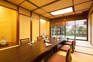 3 restaurants, serveren ontbijt, lunch, diner, Japanse gerechten