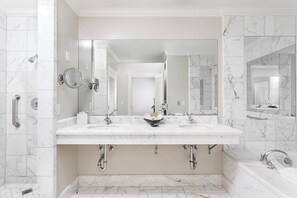 Jetted bathtub - Montecito Inn (Santa Barbara)