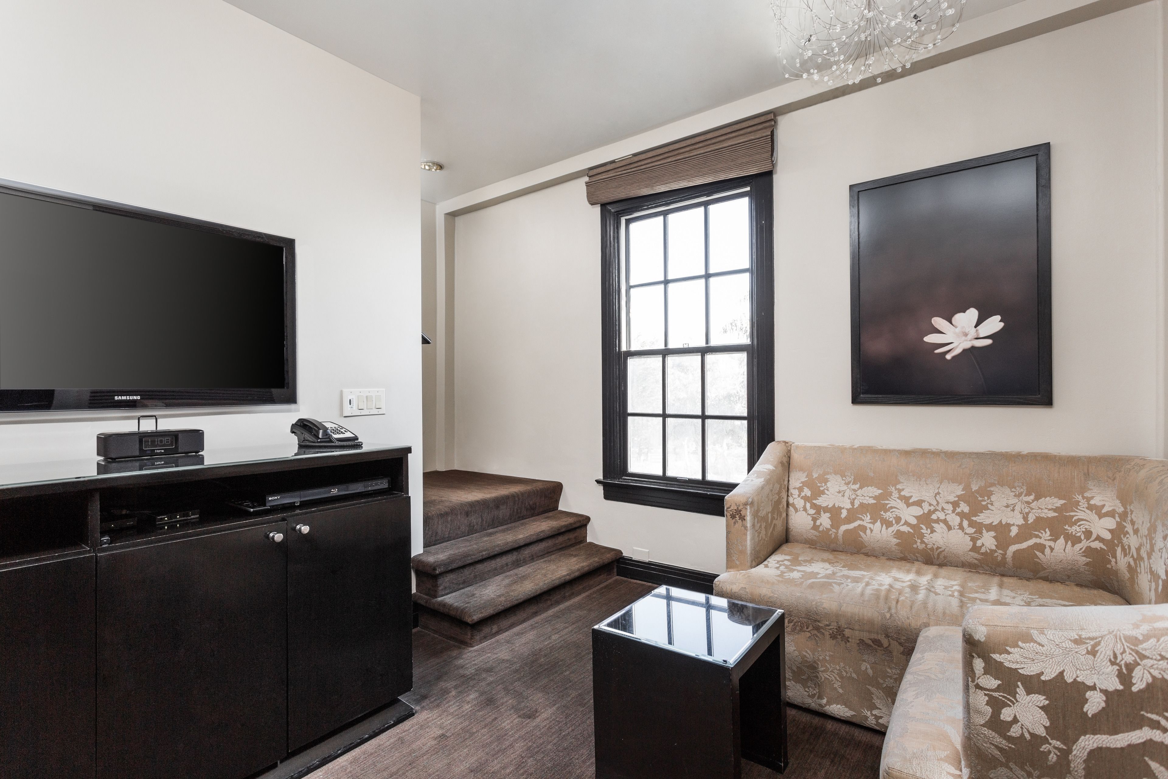 suite, 1 queen bed | living room