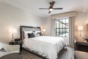 أغطية فراش متميزة وخزنة داخل الغرفة وبديكورات فريدة لكل غرفة