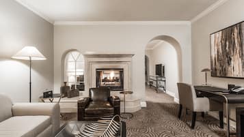 Luxury Studio Suite, 1 King Bed with Sofa bed | Living room