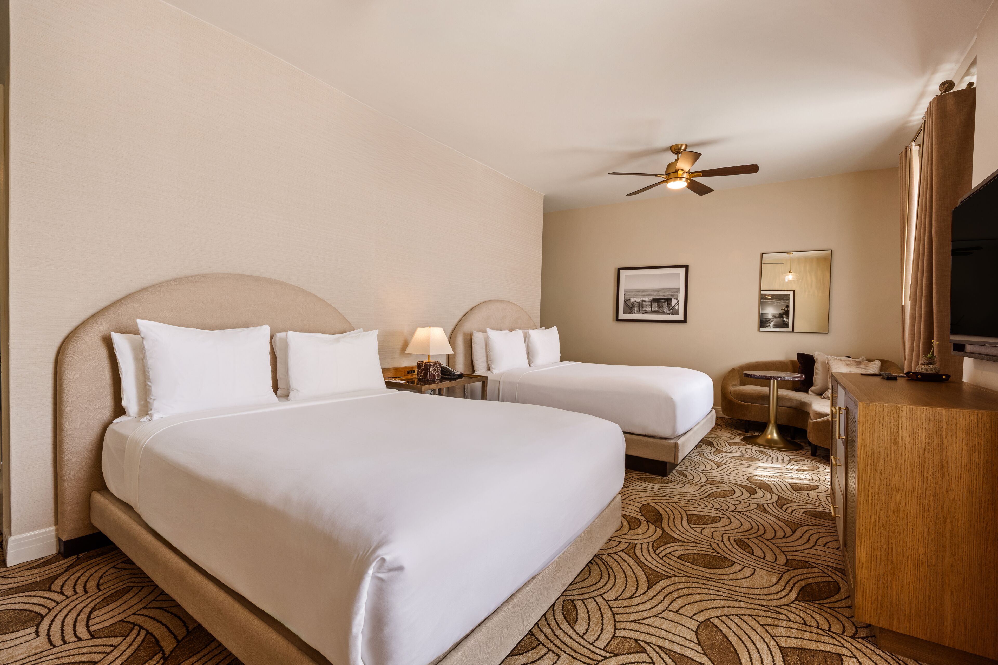 Chambre, 2 grands lits | Literie de qualité, coffre-fort, décor unique, ameublement unique