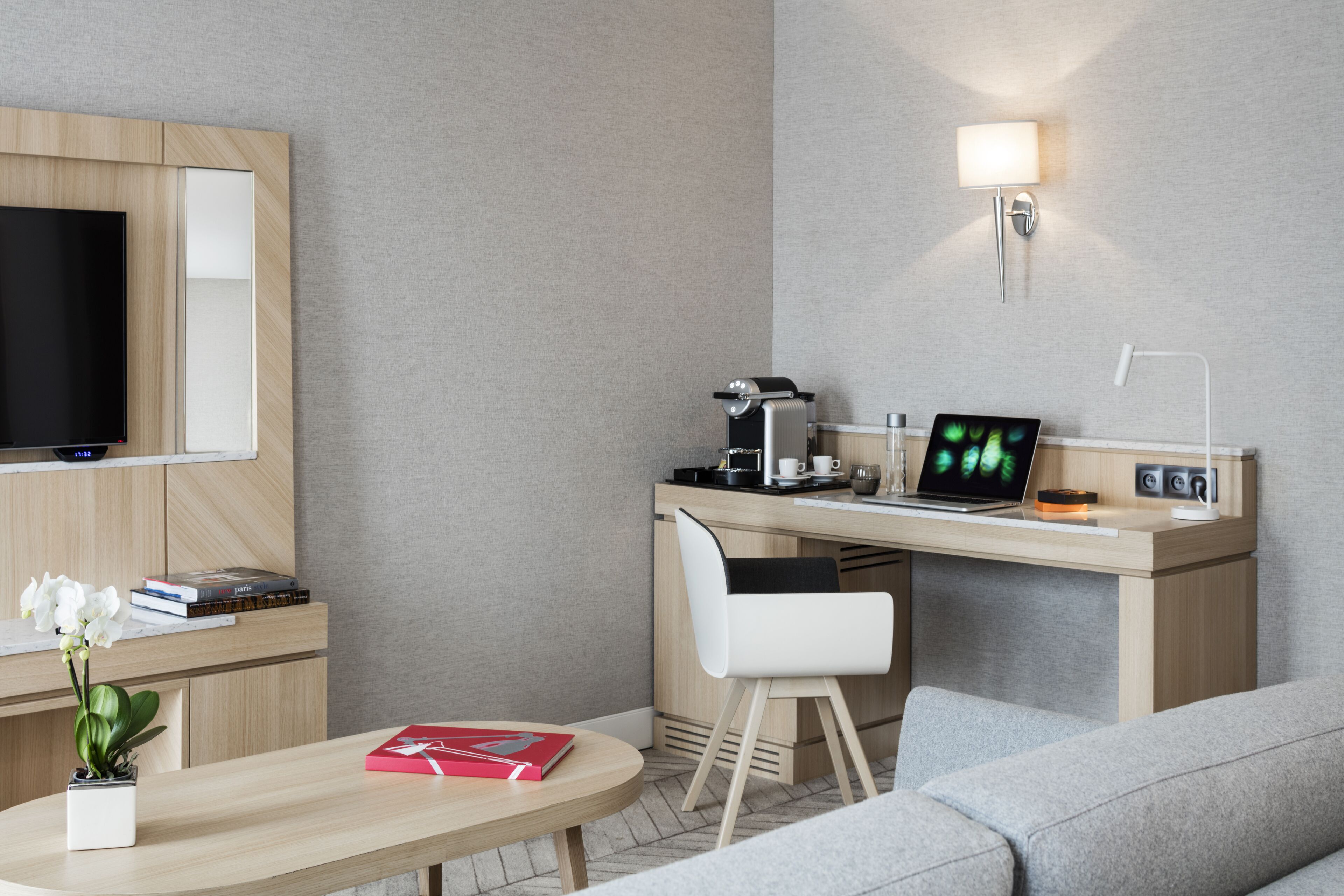 junior suite | living area | 40-inch flat-screen tv with cable channels, tv