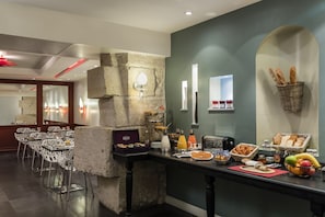 Café da manhã com buffet todos os dias (EUR 22 por pessoa) 