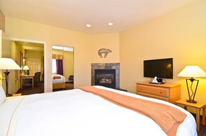 Escritorio, tabla de planchar con plancha y cunas 