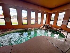 Indoor spa tub - Turquoise Inn & Suites (Cortez)