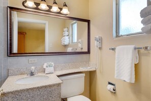Hair dryer, towels - Turquoise Inn & Suites (Cortez)