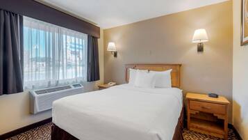 Een bureau, een strijkplank/strijkijzer, babybedden, extra bedden