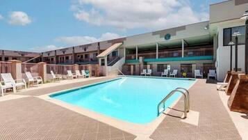 Una piscina al aire libre de temporada