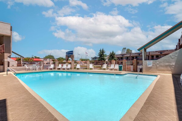 Una piscina al aire libre de temporada