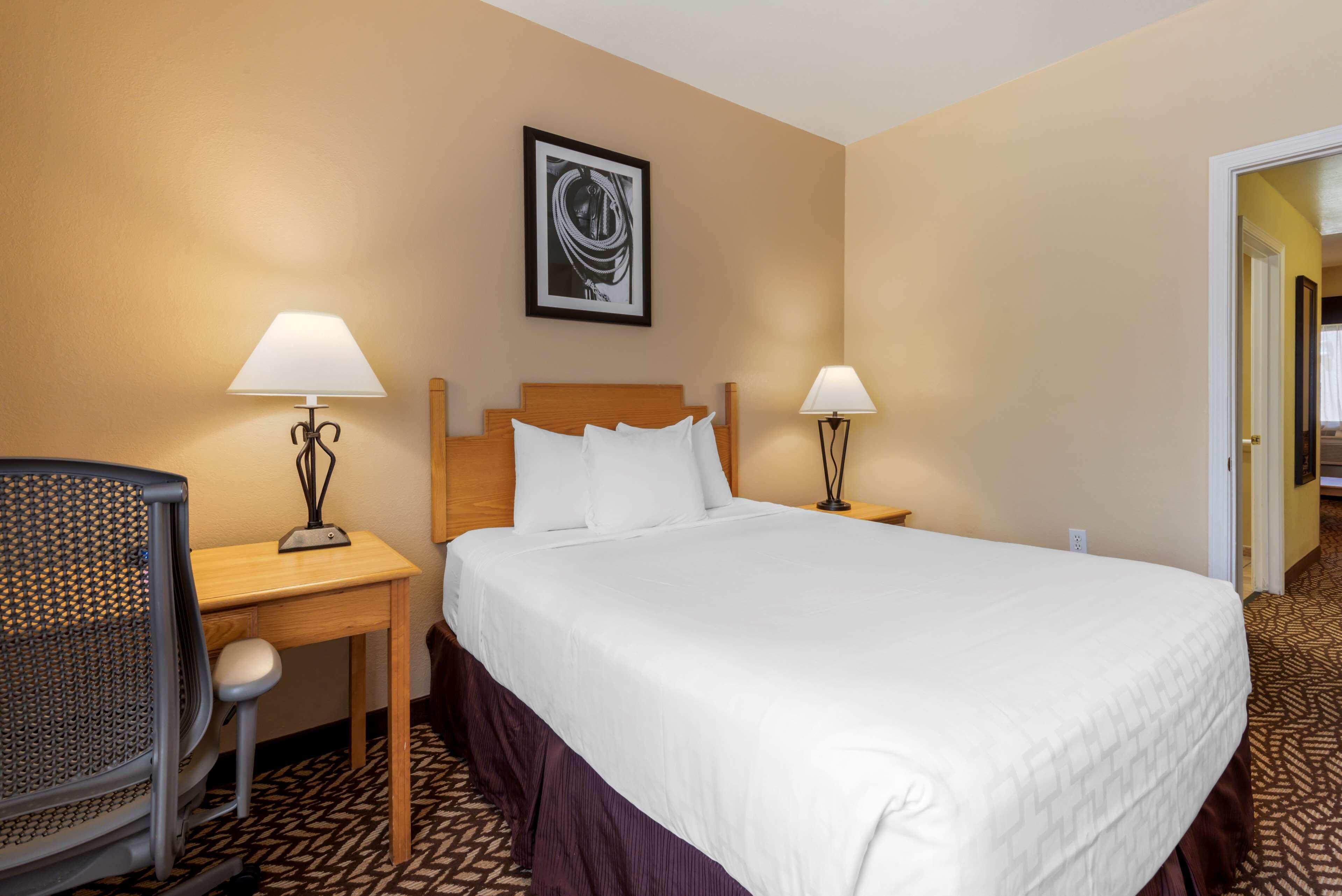 مكتب ومكواة/لوح كي وأسرّة أطفال/رضّع وأسرّة قابلة للطي