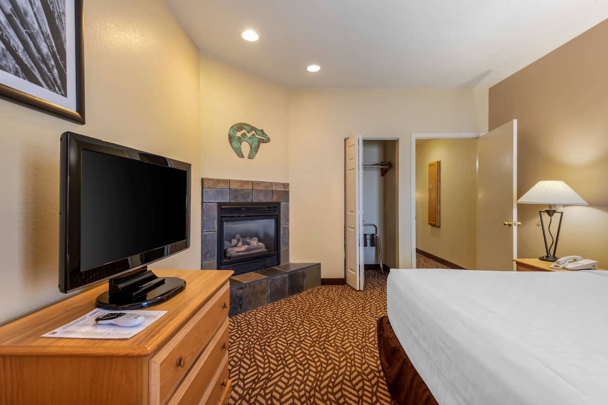 Suite, 1 King Bed, Non Smoking, Fireplace | Desk, iron/ironing board, cribs/infant beds, rollaway beds