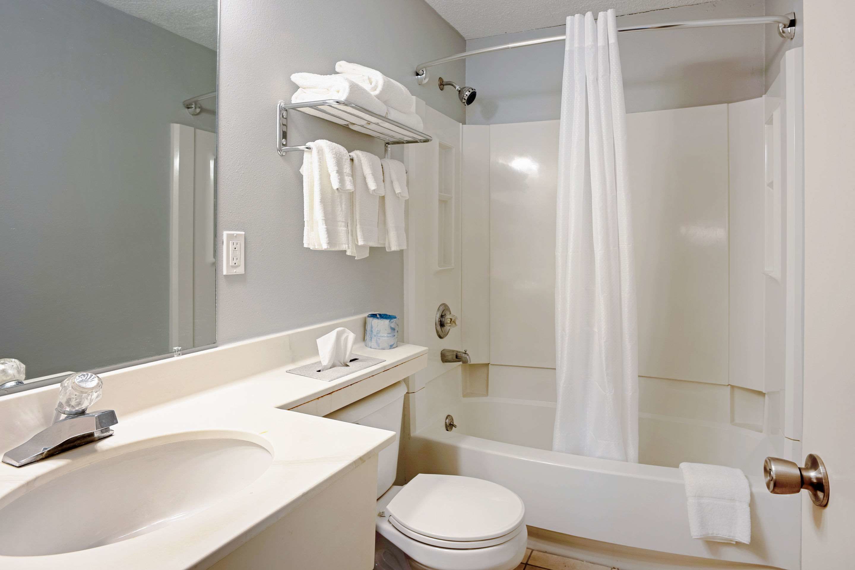 Room, 2 Katil Ratu (Queen), Accessible, Non Smoking | Bilik Mandi | Gabungan pancuran/tab mandi, kelengkapan dandanan diri percuma 