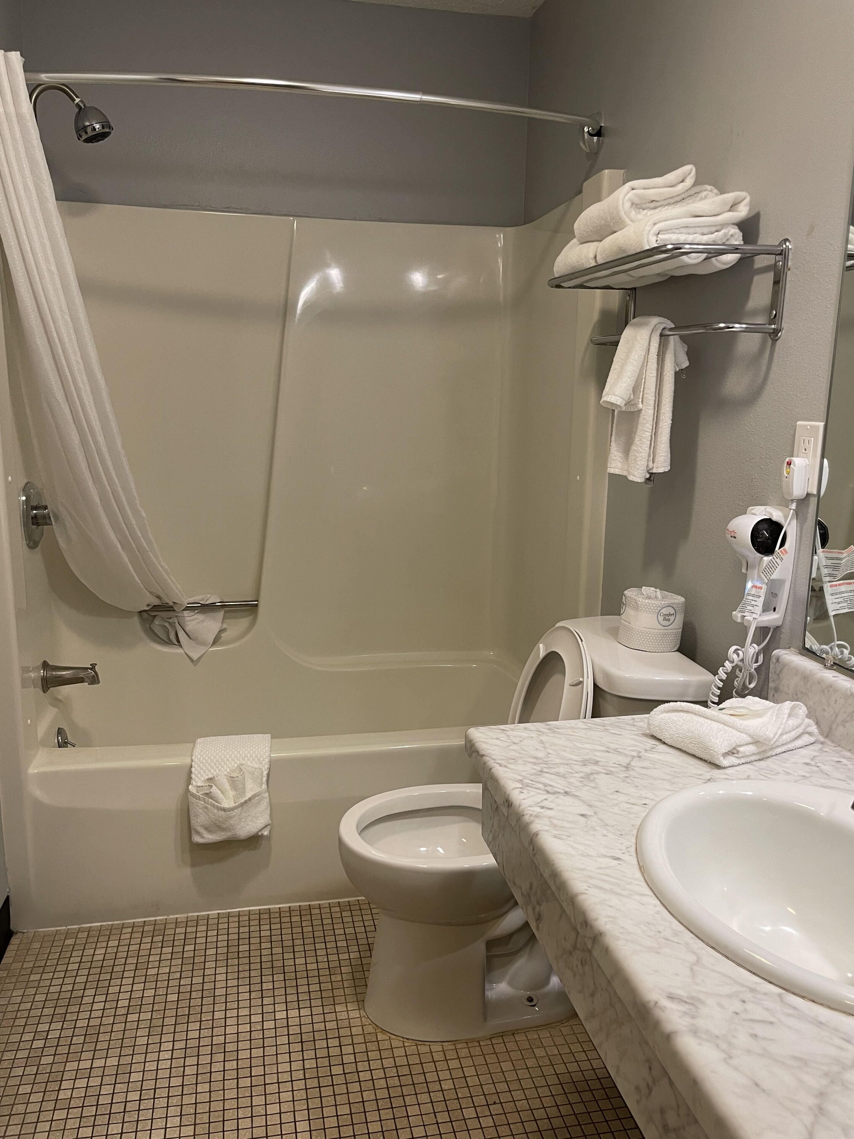 Un baño con bañera, inodoro y lavamanos.
